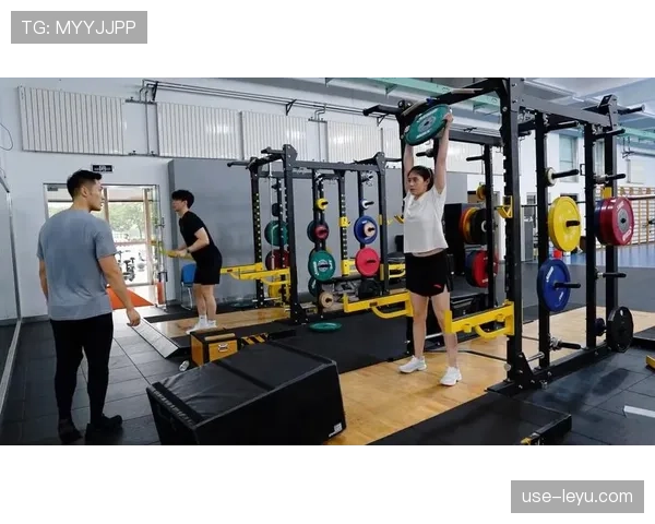 张雨霏训练完直接啃鸡腿？这自律和放纵切换也太真实了