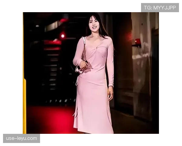 李月汝比赛里像铁汉，逛街却像个贵妇，包包鞋子把我看懵了